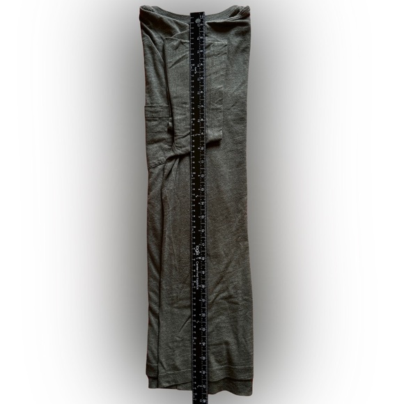 Levi’s Olive Green Tee | Classic Fit, Soft Cotton, Everyday Essential - Picture 4 of 6